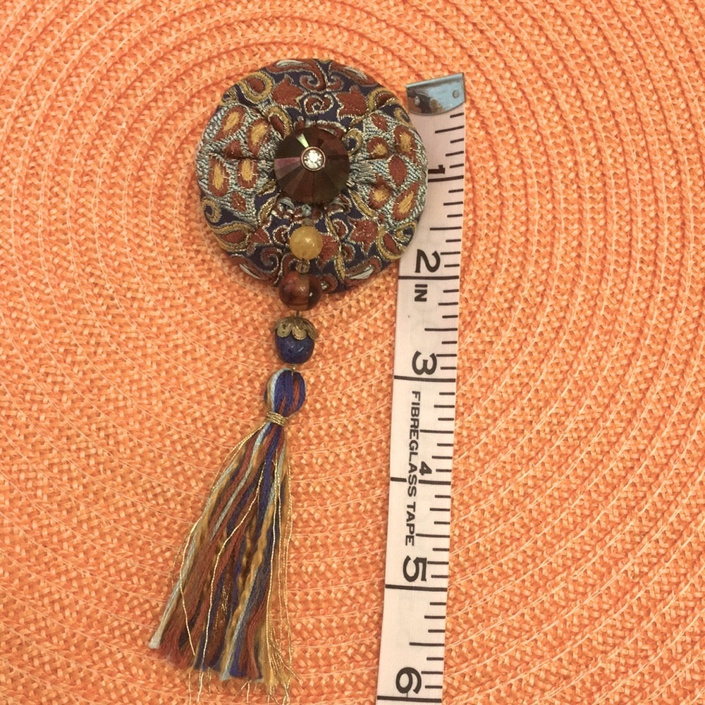 PUFF FABRIC TASSEL PIN - Picture 5 of 6